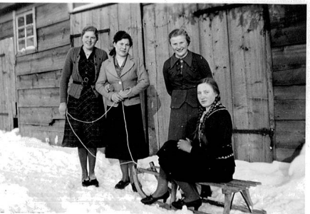 Foto: Mitarbeiterinnen der Baumschule Bruno Wenk 1940, Hildegard Tuttlies zweite von rechts, Quelle: privat