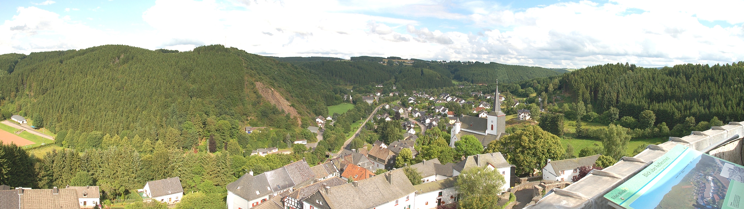 Ansicht vom Burgturm auf den Ort Reifferscheid