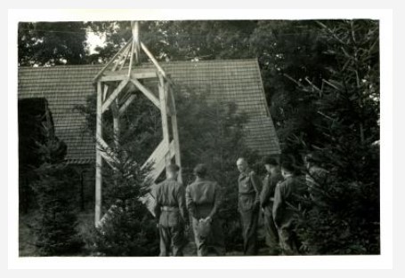 Displaced Persons bauen 1945 eine Kirche in Friesoythe. Quelle: Als ein Dorf im Emsland polnisch war