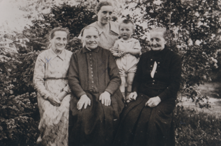 Foto: Burbas Frauen nach dem Kirchenbesuch zum Richtfest, 1904, siehe auch linkes Foto, Quelle: Foto: Privat