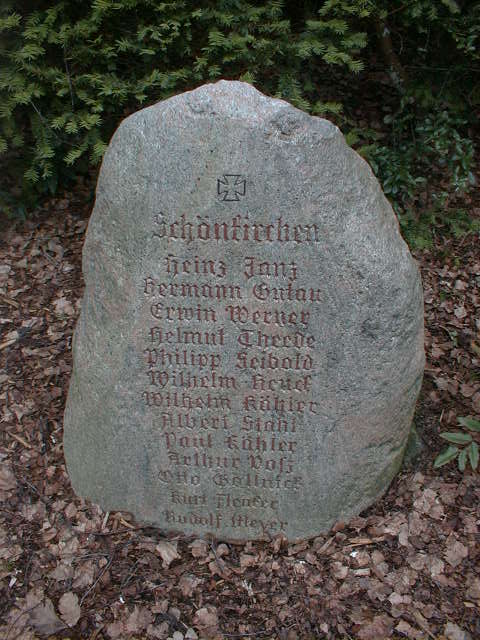 Schoenkirchen Gedenkstein WK2.jpg