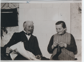 Foto: Ferdinand und Berta Tuttlies auf der Ofenbank im Winter 1930, Quelle: privat