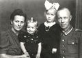 Familie Margarete und Erich Kadereit (geb. Hess) mit Töchtern Jutta und Heidrun