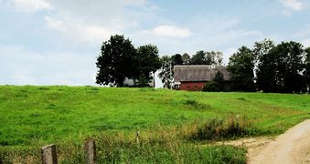 Die heutige Hofstelle der ehemaligen Schule von Metterqueten von Norden aus gesehen, 212