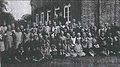 Bild aller Schulkinder 1937 vor der neuen Schule