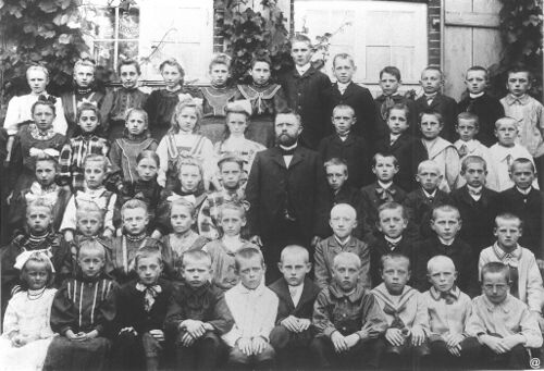 Um 1909 Klassenbild 3.jpg