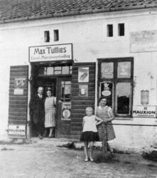 Vor Ihrem Kolonialwaren: v.l. Max mit Ehefrau Gertrud, Hildegard & Friedel Tuttlies, Insterburg