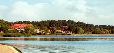 Blick von der Haffpromenade in Nidden zum Hotel Blode