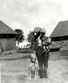 Erich Kadereit mit Tochter Heidrun und Hofhund im Jahr 1941