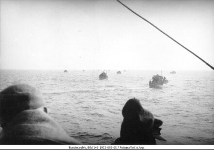 Foto: Flucht über die Ostsee: Quelle: Bundesarchiv, 1945 File:Bundesarchiv Bild 146-1972-092-05, Flucht aus Ostpreußen.jpg - Wikimedia Commons