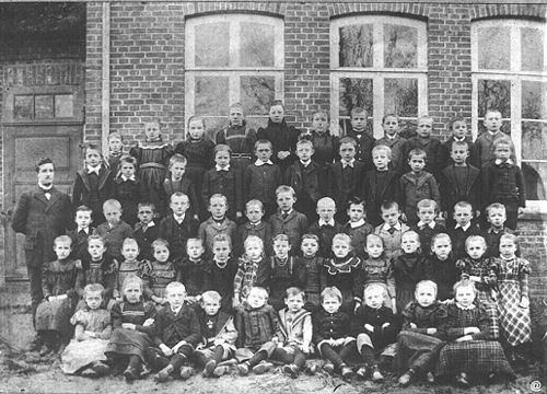 Um 1890 Klassenbild 2.jpg