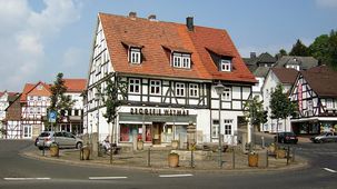 Der Marktbrunnen und das Weymar-Haus in Großalmerode