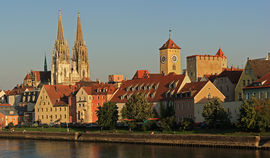 Oberpfalz: Dom St. Peter und Uhrturm des Alten Rathauses in Regensburg