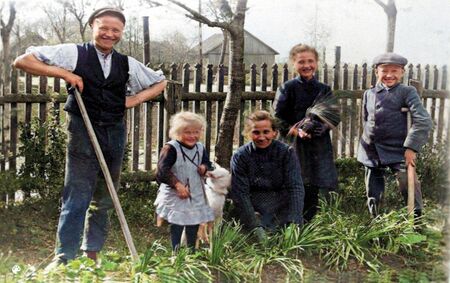 Foto: Fam. Tuttlies, zweite von links, Hildegard mit ihrem Freund dem Ziegenbock Mäck, 1925, Quelle: privat