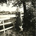 Frau Herberger mit Blick von der St. Magnus Straße 13 über die Wiesen zu Schlachterei Sievers, Schulpfad, um 1960