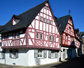 Bildmitte: Haus mit Wetterfahne des alten Rathauses