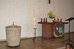 Taufbecken und Altar