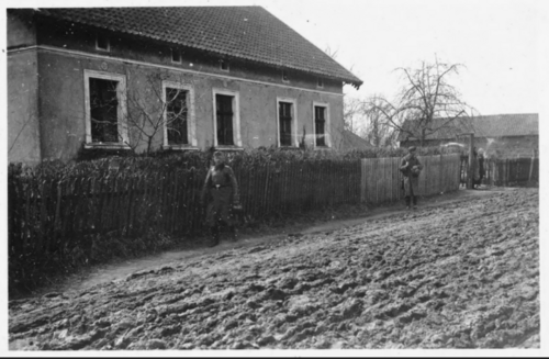 Foto: Soldaten in Wilkental, Die genaue Lage des Gebäudes im Hintergrund ist nicht bekannt, 1944, Quelle: unbekannt, Das Foto wurde von Herrn Thomas Schulz zur Verfügung gestellt.