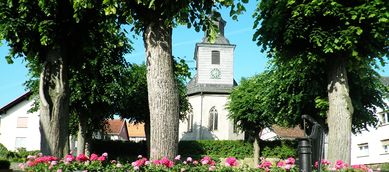 Blick zur Kirche von Wolfterode, Gemeinde Meißner, Werra-Meißner-Kreis, Heesen