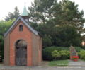 Die Kapelle mit dem Gedenkstein