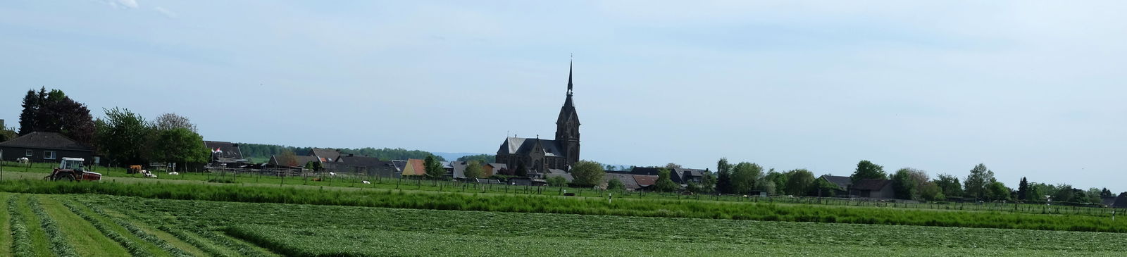 Ansicht auf Müntz mit der Kirche St. Peter