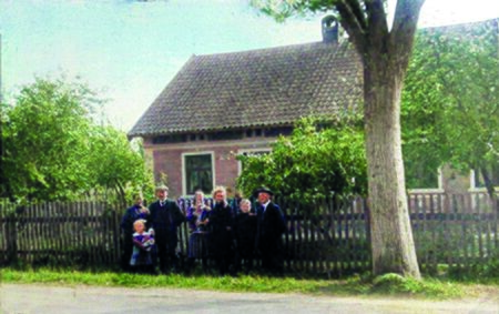 Foto: Fam. Tuttlies vor ihrem Wohnhaus mit einer Nachbarin, 1925, Quelle: privat