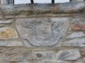 Wappen an einer Mauer