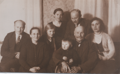 Foto: Die gesamte Familie Tuttlies 1933 bis auf den fehlenden Enkel Manfred, von links: Erich, Berta, Hildegard, Gertrud, Carlhorst, Max, Ferdinand und Friedel, Quelle: privat