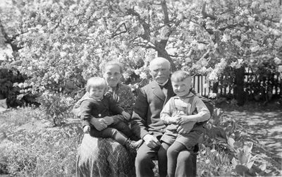 Das obige Foto zeigt Berta und Ferdinand Tuttlies mit den Enkeln Carlhorst und Manfred 1925, Quelle: privat