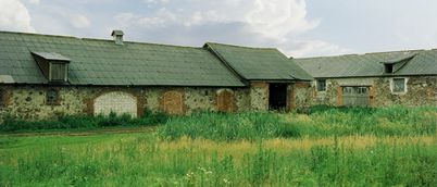 Gut Paradeningken, Bullenstall und Scheune 1993, Kreis Insterburg