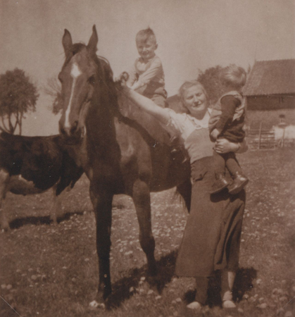 Foto: Hildegard Tuttlies mit den Enkeln Manfred und Carlhorst und der Trakener Hof-Stute Rieke, Quelle: privat