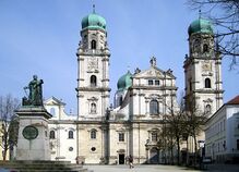 Niederbayern: Passauer Dom. Der Dom St. Stephan in Passau ist die Kathedrale des Bistums Passau. Um 720 wurde eine Bischofskirche anstelle der römischen Batavinerbischofskirche (450 n. Chr.) gebaut. Nach mehreren Um-/Neu-bauten entstand von 1668 bis 1693 der heutige barocke Bau.