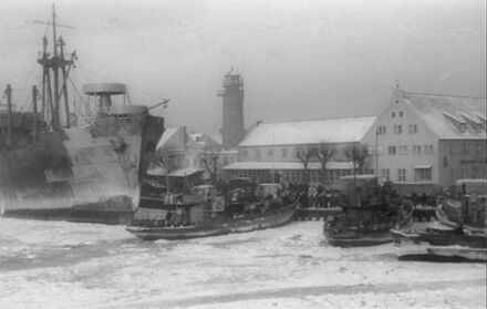 Foto: Verladung in Pillau, Quelle: Bundesarchiv Bild 146-1989-033-33, Pillau, Hafen, Flüchtlinge - Baltijsk – Wikipedia