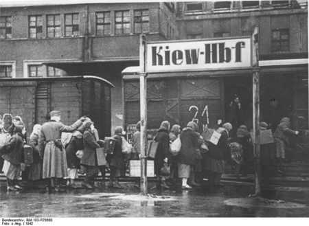 Foto: Junge ukrainische Frauen werden 1940 am Kiewer Hauptbahnhof an Güterwagen nach Deutschland zugewiesen, Quelle: Quelle: BArch, Bild 183-R70660