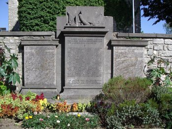 Gesamtansicht des Gedenksteins neben dem Treppenaufgang zu St. Laurentius (Laurensberg