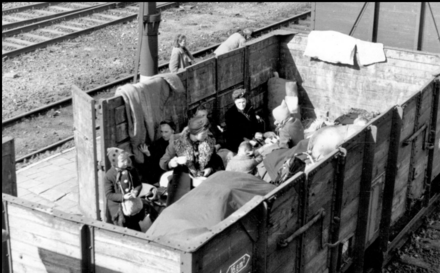 Foto: Flüchtlinge im Zug von Stettin nach Lübeck, Quelle: bildergalerie (eisenbahnstiftung.de)