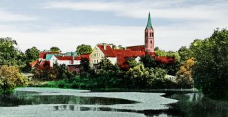 Blick über den Mühlenteich zur ev. Kirche in Ragnit