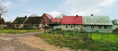 Pruszischken (ab 1935 Preußendorf), Dorfstraße mit alter Schule im Hintergrund