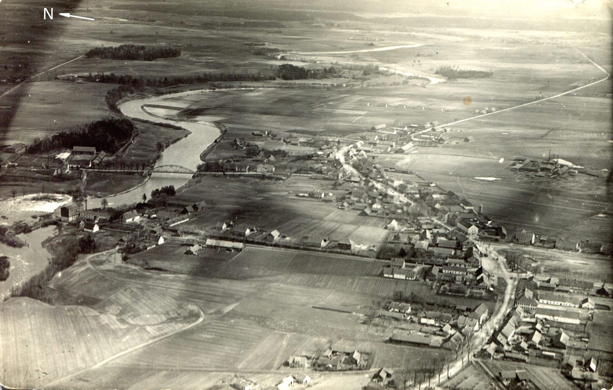 Luftbild Haselberg von West nach Ost, rechts: Tilsiter Straße, in Verlängerung Hauptstraße und Schillfelder Straße. Ortsmitte: Marktplatz, nach links Mühlenstraße, zur Mühle Brachvogel führend, weiter oben die Brückenstraße mit Brücke über den Ostfluss, links Gut Wunderlich, Mitte oben Jodeglinis, rechts Ziegelei Danielczick, s.a.: Der Grenzkreis Schloßberg/Pillkallen, Georg Schiller, ISBN 3-7921-0303-6. Archivbild Inge Porstmann, 08.02.2014 Kraemer