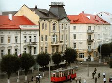 Die Straßenbahn-Haltestelle vor dem Reithmeierschen Haus war eine Attraktion des Tilsiter Stadtfestes im Jahr 2012. Die historische Elekrtische soll später in einem Museum ausgestellt werden.