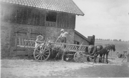 Foto: Beladen der neuen Scheune auf dem Hof von Familie Tuttlies vor dem geöffneten Hoftor,1906, Quelle: privat