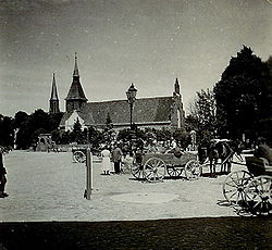 Blick auf die katholische Kirche im Hintergrund die evangelische Kirche