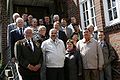 Gruppenfoto der Gäste auf der Treppe der Heimatstube der Kreisgemeinschaft Schloßberg in Winsen/Luhe. Foto: Norbert Schattauer