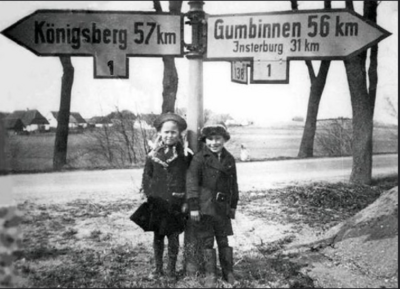 Foto: Wegweiser, Quelle. Datei:MemelWegweiser.png – GenWiki (genealogy.net)