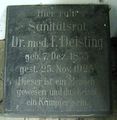 Grabstein von Dr. Deisting an der alten Friedhofskapelle