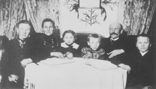 Familie Tuttlies versammelte sich 1913 in der Vorweihnachtszeit. Von den vier Kindern auf dem Foto wollte nur Erich – ganz rechts – in der Landwirtschaft bleiben, Quelle: Foto: privat