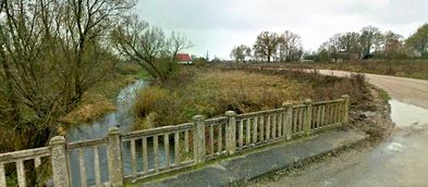 Ortszufahrt von Norden nach Klein Baitschen mit Schwentischke-Brücke, Kreis Gumbinnen